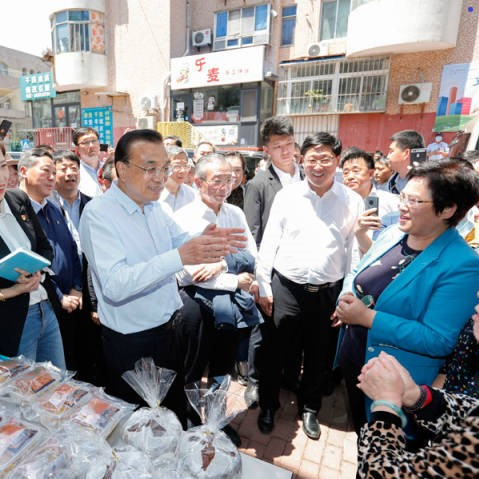 李克強稱贊地攤經(jīng)濟、小店經(jīng)濟：是人間的煙火，是中國的生機